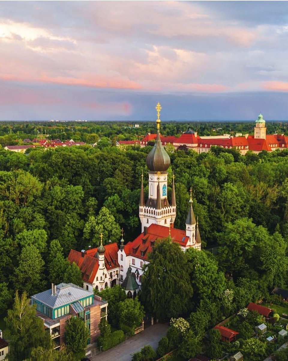 While visiting #Munich in Summer we highly recommend stopping by its many churches and cloisters in and around the historic city center.
🛕The Archicovent de Templer🛕 is a mysterious gem in the neighborhood Untergiesing.
