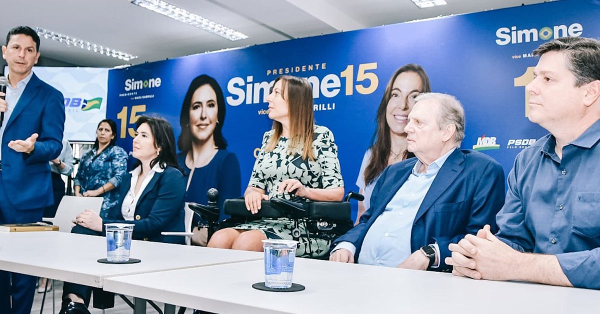 PSDBoficial's tweet photo. Momento histórico. Uma chapa 100% feminina para mudar o Brasil. Vamos juntos, @simonetebetbr e @maragabrilli!!! 🇧🇷🇧🇷 #SimomeSim https://t.co/Obfgw6Ss4G