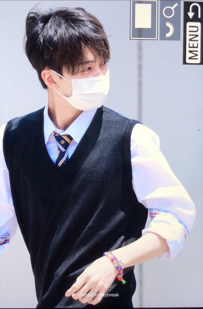 1004yoon1004's tweet photo. 하니오빠교복에대해서얘기하실분
 하니오빠교복입으면걍19살같다,축제날강당뒤에서방송부여자선배들이랑팔짱끼고지켜보면서 축제지휘하고이리저리불려다닐거같다
vs
 ㅁㅊ절대아니다 하니오빠교복입으면그냥 4살어린여자친구가롯데월드에교복입고가자고 노래를불러서5만원주고 쿨대여한 직장인이다 https://t.co/49tSztYXAj