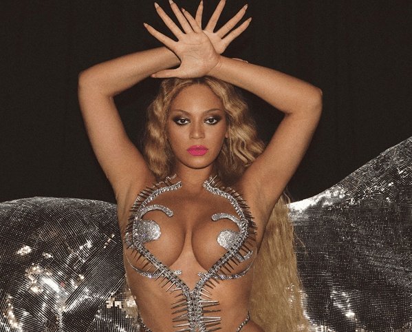 🚨For the FIRST TIME EVER, <a href="/SofiaCarson/">Sofia Carson</a> has reached the first place on Itunes TOP Albums in 2 countries ! Her album "Purple Hearts" from her Netflix movie surpassing the talented <a href="/Beyonce/">BEYONCÉ</a>'s "Renaissance" in Australia and Austria !🇦🇺🇦🇹