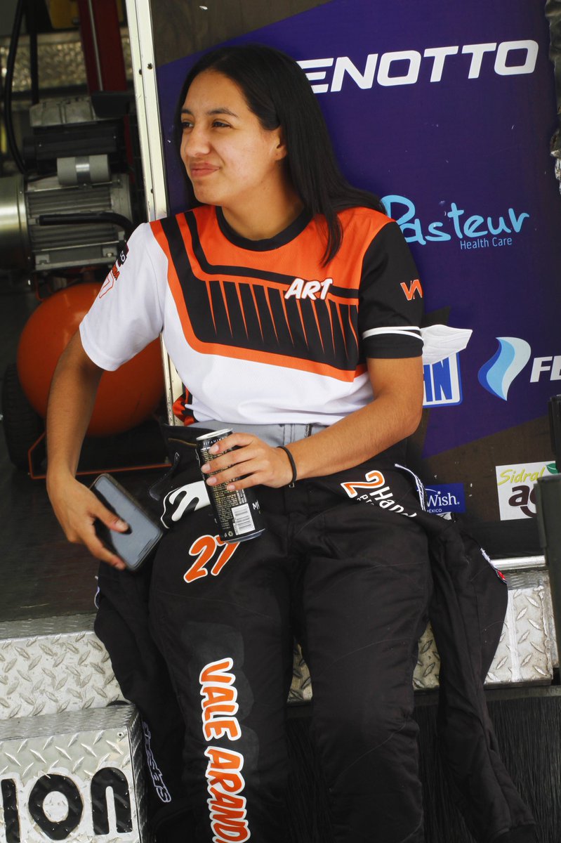 vale_aranda27's tweet photo. Lista para este fin en semana en el @SuperOvaloPot 🙌🏻 vamos por una buena carrera y buenos puntos! 💪🏻
@CMotionSport @2HandsProServ @thefoodcompany @cosipsa @NASCARMex
#valearanda #girlpower #sanluispotosi #ovalopotosino #trucks #nascar https://t.co/ApRiGdONCn