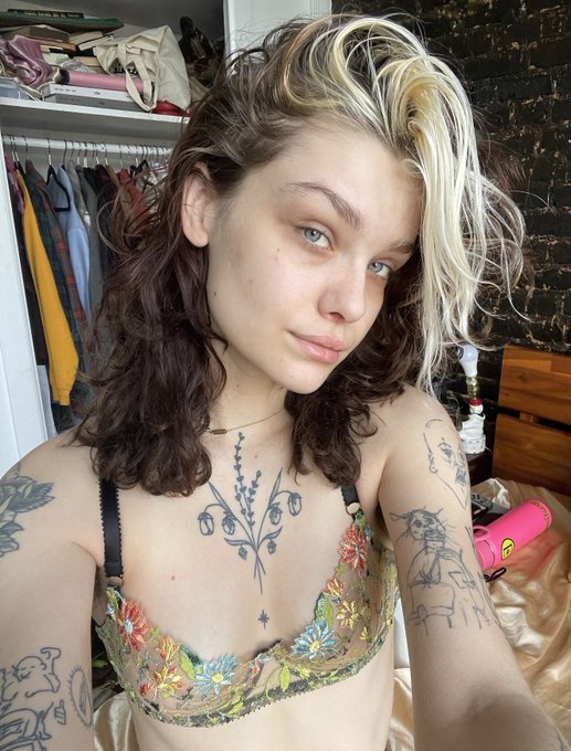 good morning here&rsquo;s what I look like when I wake up https://t.co/H82Ym23lcb