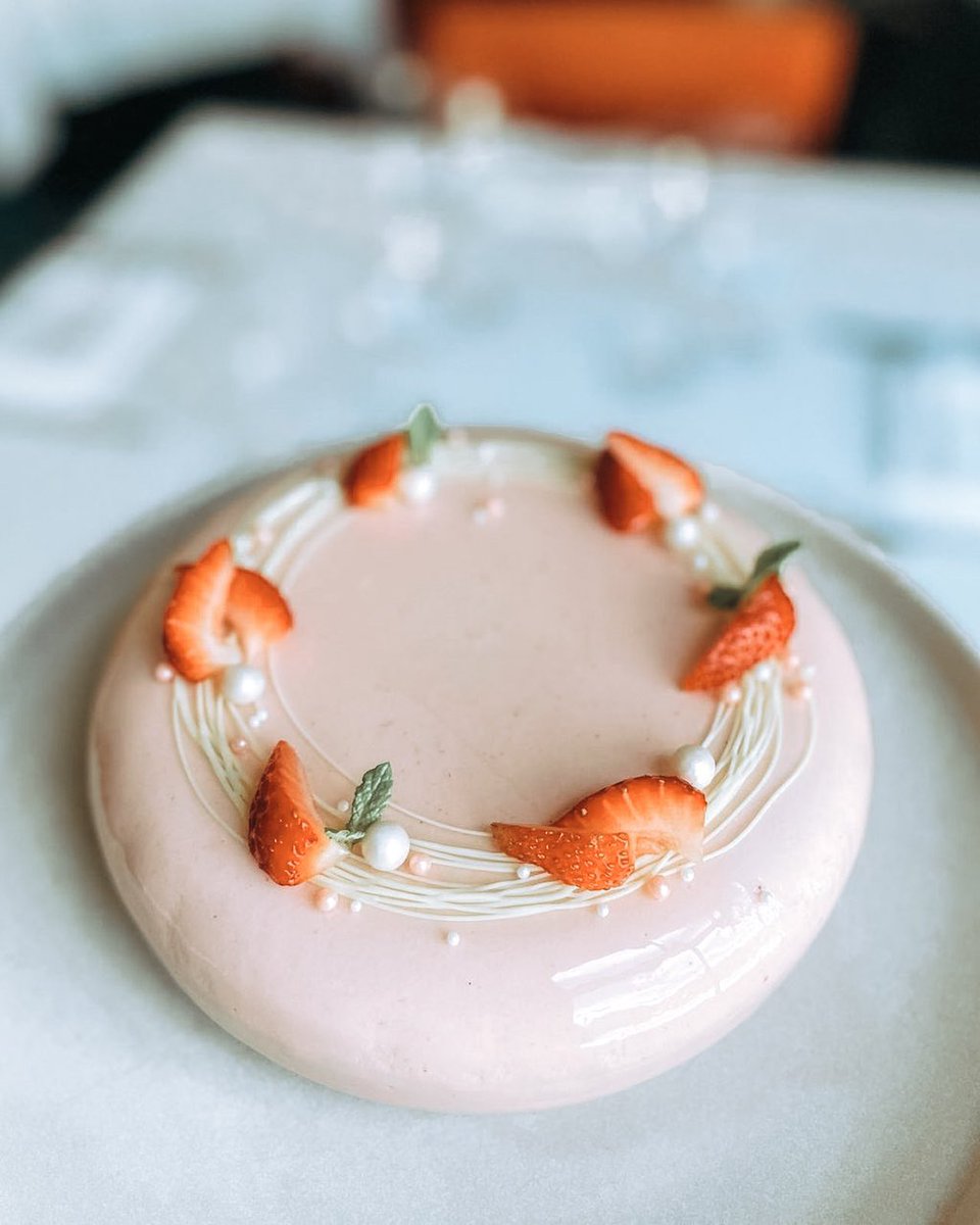 Becktadining's tweet photo. A sweet start to the week brought to you by the ever talented Gina.
Strawberry entremet is perfectly layered with strawberry yogurt mousse, olive oil sponge, fresh local strawberry coulis wth chocolate * puffed rice crunch
*Heavenly
#strawberrycake #strawberryentremet #beckta https://t.co/kBtwfn3jiz