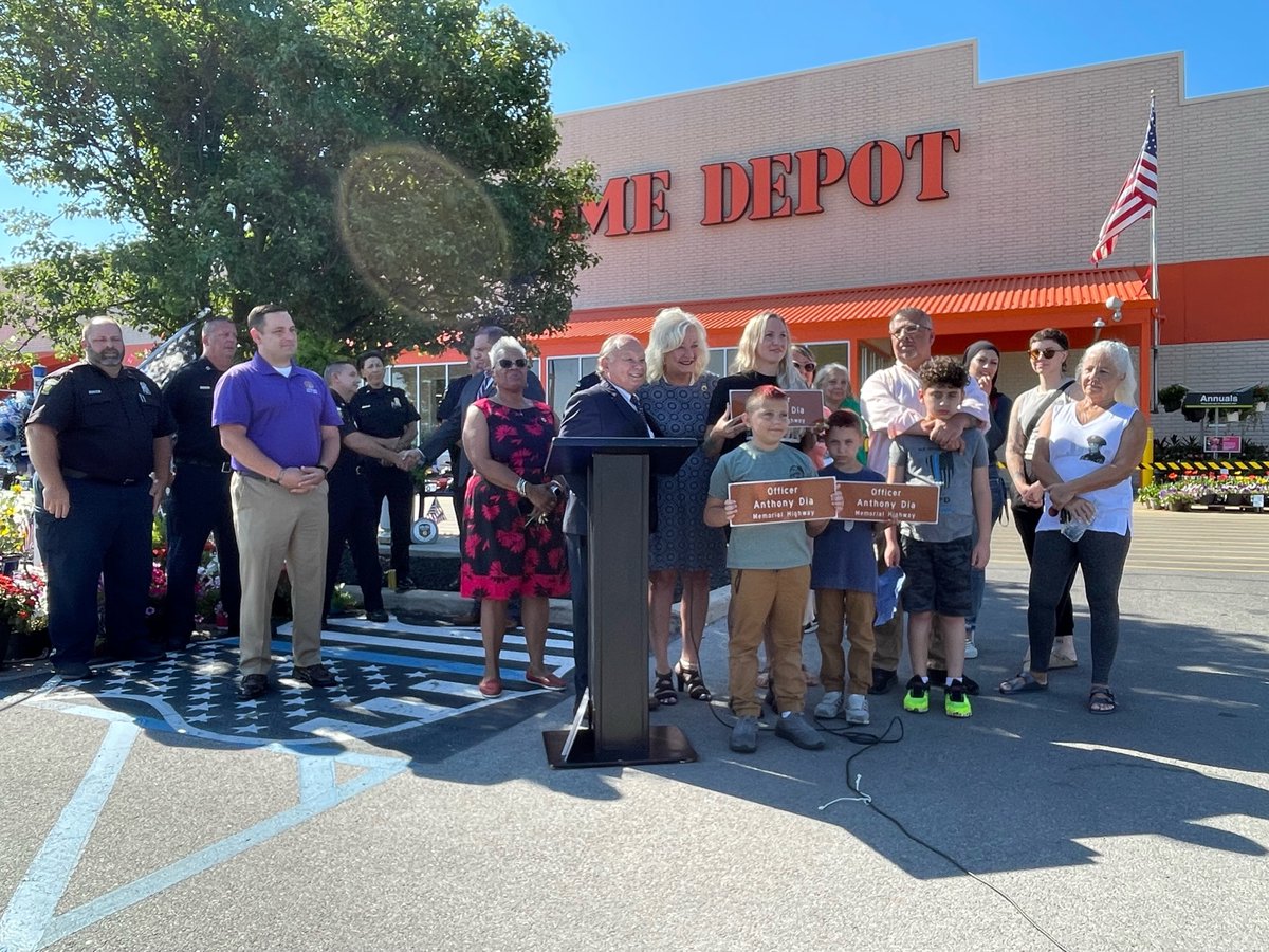 The stretch of Alexis Rd between Bennett and Gage has been designated “Officer Anthony Dia Memorial Highway”. https://t.co/OfHyoFVz1J