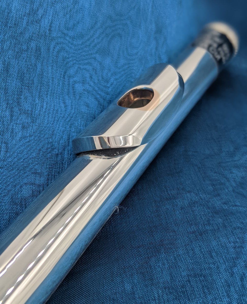 AllFlutesPlus's tweet image. For the final Nagahara headjoint we are demonstrating, this is the Nagahara 950 Silver Headjoint with 14k Gold Nagahara Riser. £2,295.00
Purchase: bit.ly/3PW7yBg

@nagaharaflutes #newflute #silverflute #lipplate #fluteplayers #flutesection #flutesofinstagram #flutelesson
