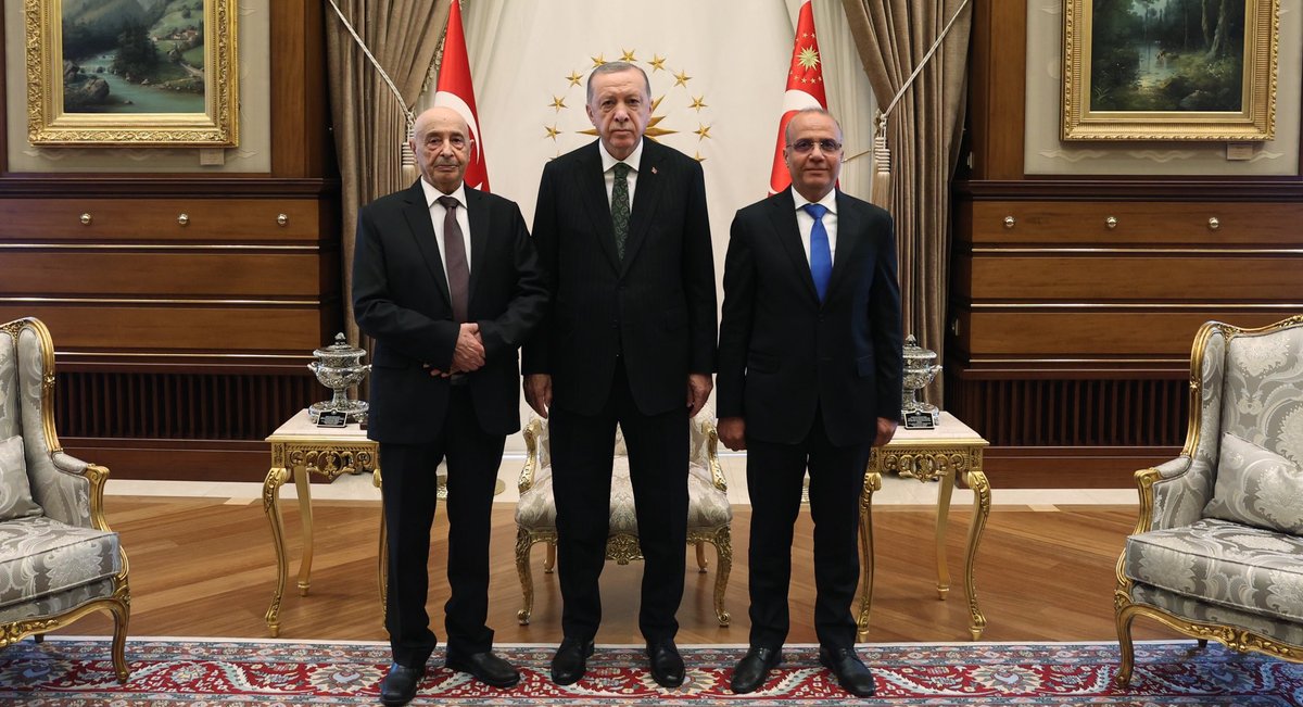 Monitor_Libya's tweet photo. Συνάντηση του Προέδρου της Βουλής των Αντιπροσώπων Άγκιλα Σάλεχ και του Αντιπροέδρου του Προεδρικού Συμβουλίου Αμπντουλάχ αλ-Λαφί με τον Πρόεδρο της Τουρκίας Ρετσέπ Ταγίπ Ερντογάν στο προεδρικό παλάτι στην Άγκυρα.

#MonitorLibya #Λιβυη 🇱🇾 #Τουρκια 🇹🇷 #ليبيا #تركيا https://t.co/PMJdnxv3eB