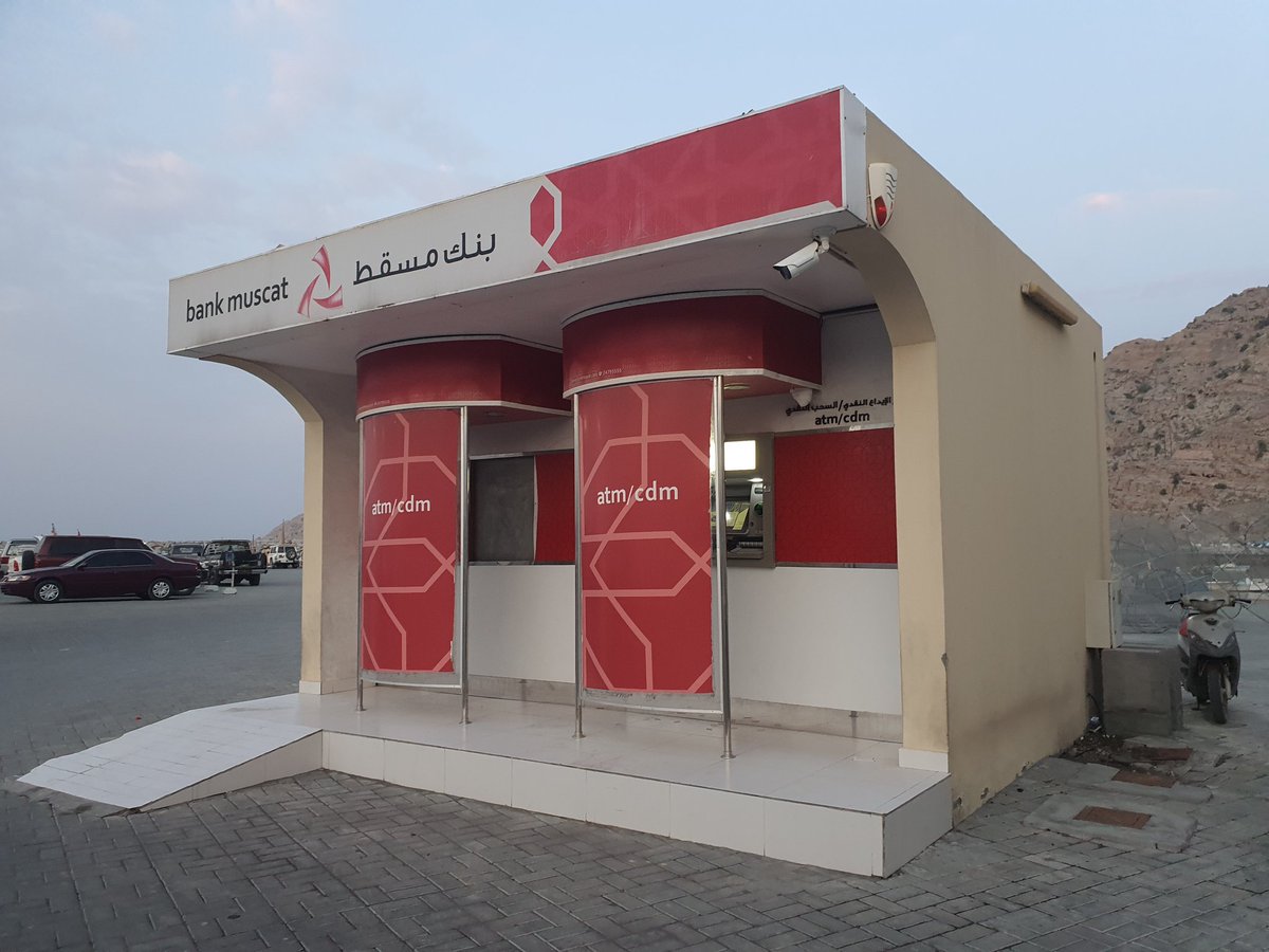 السلام عليكم 
القائمين ع حساب بنك مسقط
مكينة السحب في نيابة ليما في محافظة مسندم 
لاتعمل البيانات بالصور 
نرجو الاهتمام