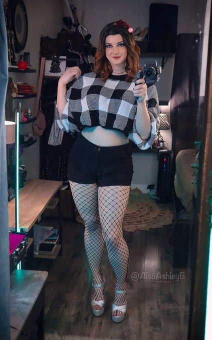 Just being casual ? In short shorts ? https://t.co/s5V5Q9MwpC
