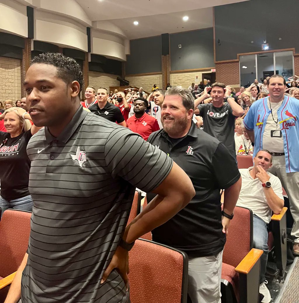 lovejoyisd1's tweet photo. It's Game Day!!  Heads or Tails?!  #2022LearningInLovejoy #TeamLovejoy https://t.co/9DBoHBHEdh