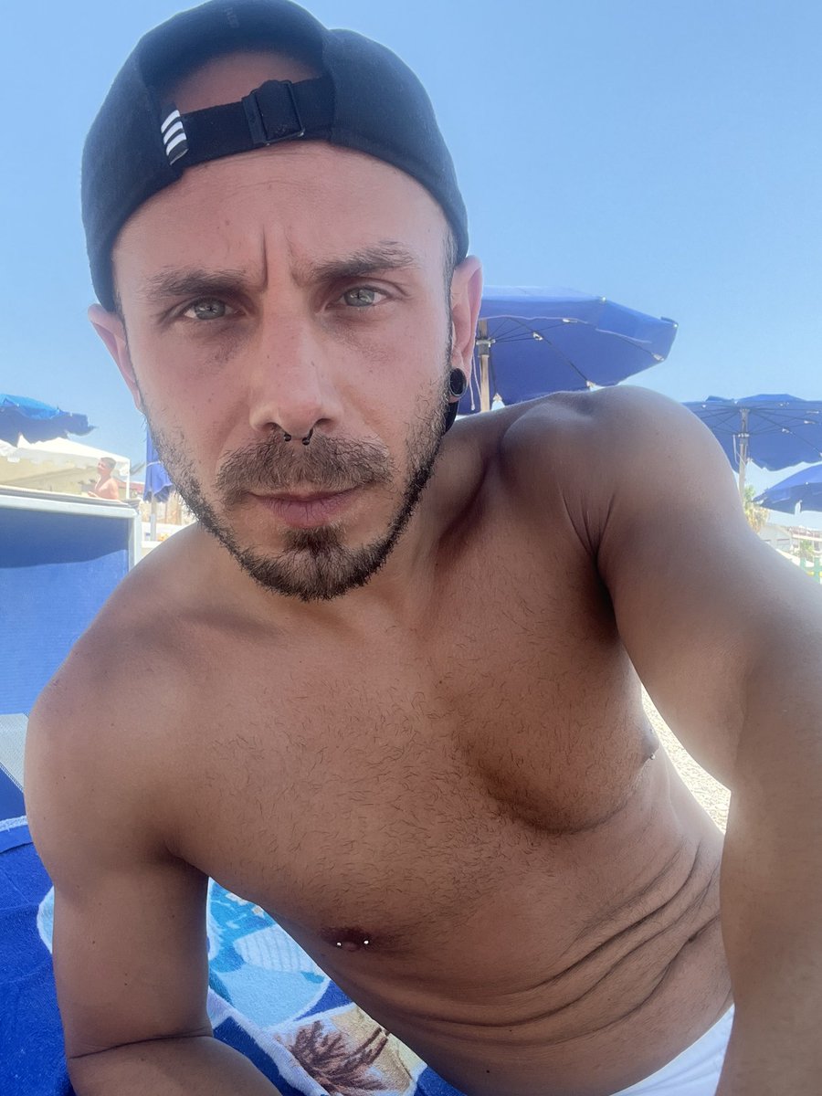michaelbalikwas's tweet photo. Non smettere mai di pensare a se stessi!
#gay #gayboy #gayman #gayguy #boy4boy #man4man #me #pensieri #adidas https://t.co/5B4Ej7wGMp