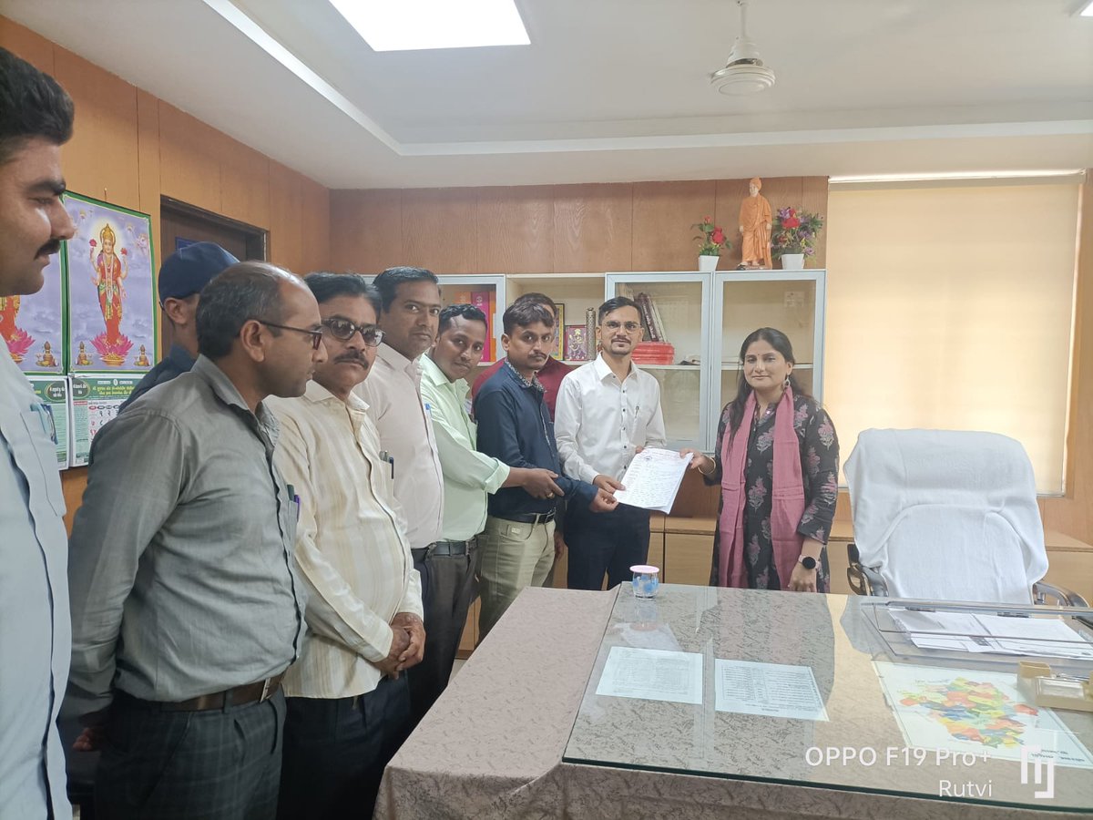 TCMBorsad's tweet photo. સને ૨૦૧૮ થી આજ દિન સુધી માન. સરકાર શ્રી માં વિવિધ માંગણી ઓ બાદ, નિરાકરણ ન આવતાં આજથી રાજ્યવ્યાપી તલાટી કમ મંત્રી કેડર ની હડતાળ અંગે આજે માન. તા.વી. અ @jyotid788 સાહેબ તથા માન @mamlatdarborsad સાહેબ ને આવેદનપત્ર આપવામાં આવ્યા.
@AndTCMOfficial @GRTMM1 
#strike https://t.co/ls4iKpbH9A