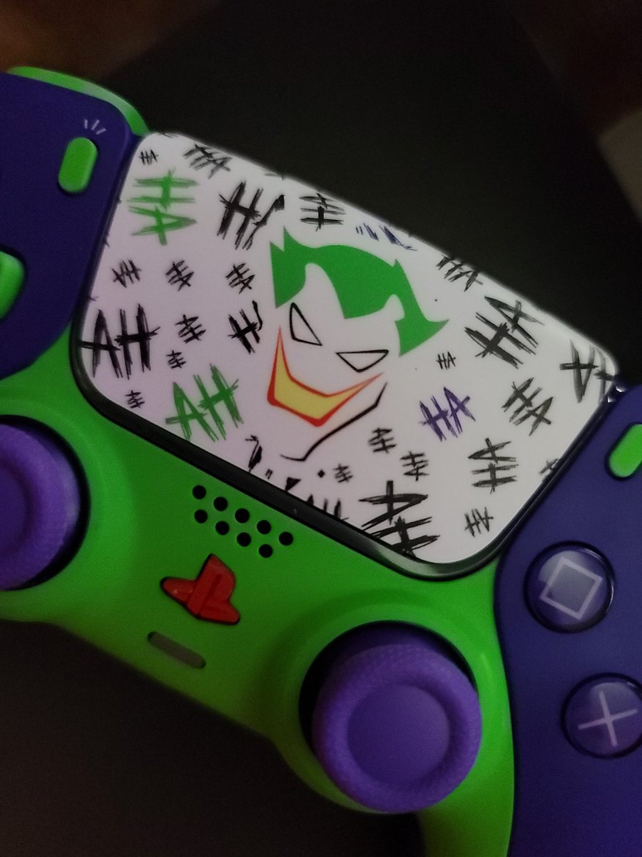 LostinthePANIC's tweet photo. Big shout out to @ToastyStickers for such a quick delivery on getting this DualSense touchpad decal to me. Came just in time for me to finish up this special birthday gift project! #toastystickers #PS5 #joker #batman https://t.co/TG5Lv8jGJf