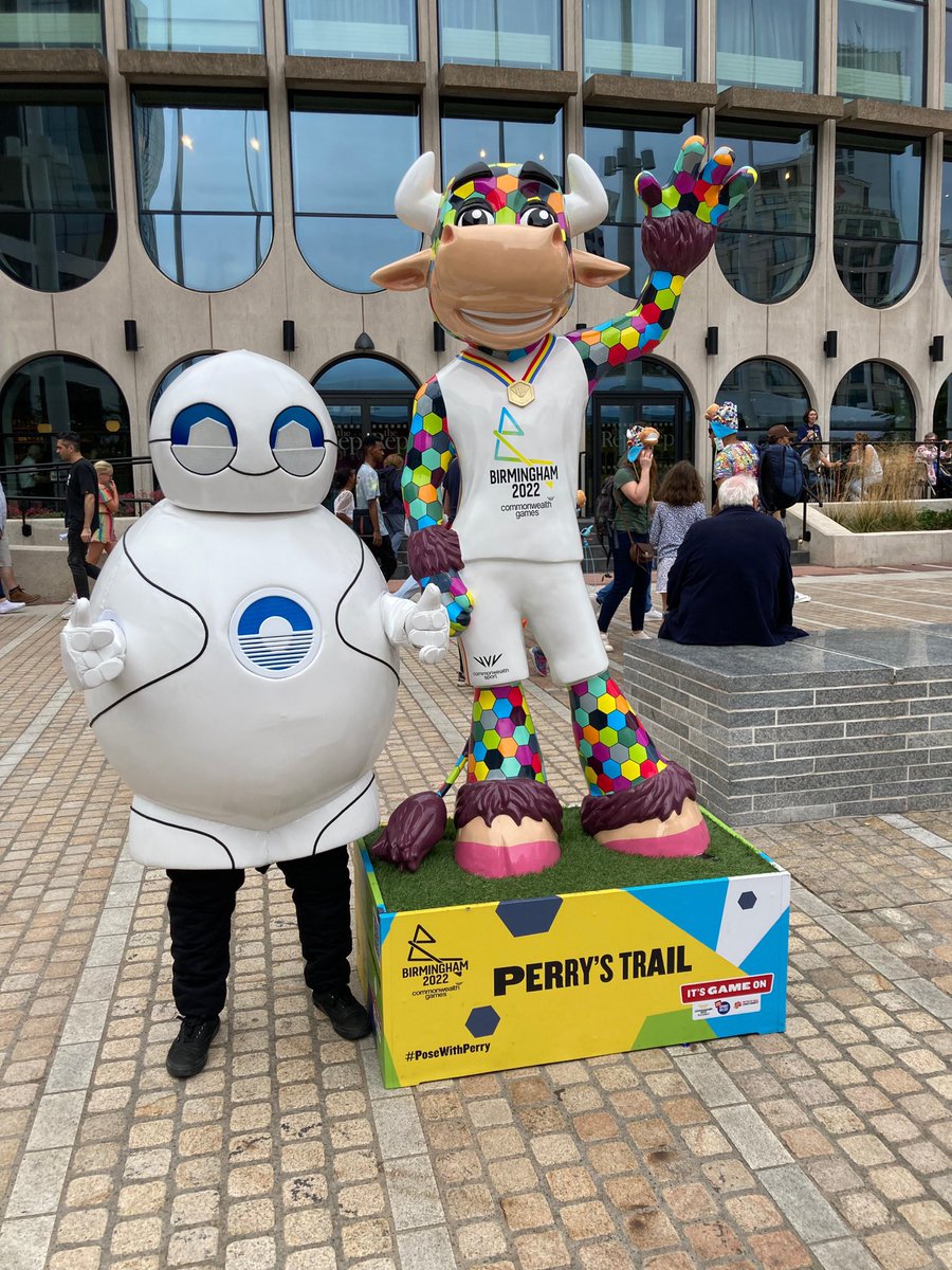 Well-B and Perry the <a href="/birminghamcg22/">Birmingham 2022</a> mascot finally get to meet. <a href="/CanalRiverTrust/">Canal & River Trust</a> 😁We feel a friendship is blossoming. #B2022 #PoseWithPerry