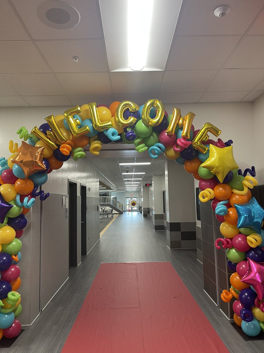 CeceliaBrumsey's tweet photo. 6th grade Razorback camp today!!! Excited to meet over 200 scholars that showed up!!! #RMSfirstclass @RobersonSpring @SpringISD https://t.co/mKYbb7FDBn
