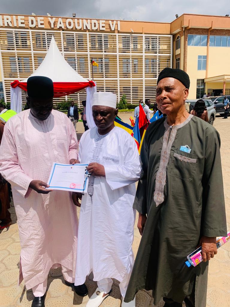 Le Coordonnateur Général du CIDIMUC Dr Moussa Oumarou a reçu ce jour L'AWARD de reconnaissance de l'Etat camerounais pour les œuvres du CIDIMUC en faveur de la promotion de la paix et de la femme. Distinction remise par  le Ministre de la promotion de la femme et de la famille.