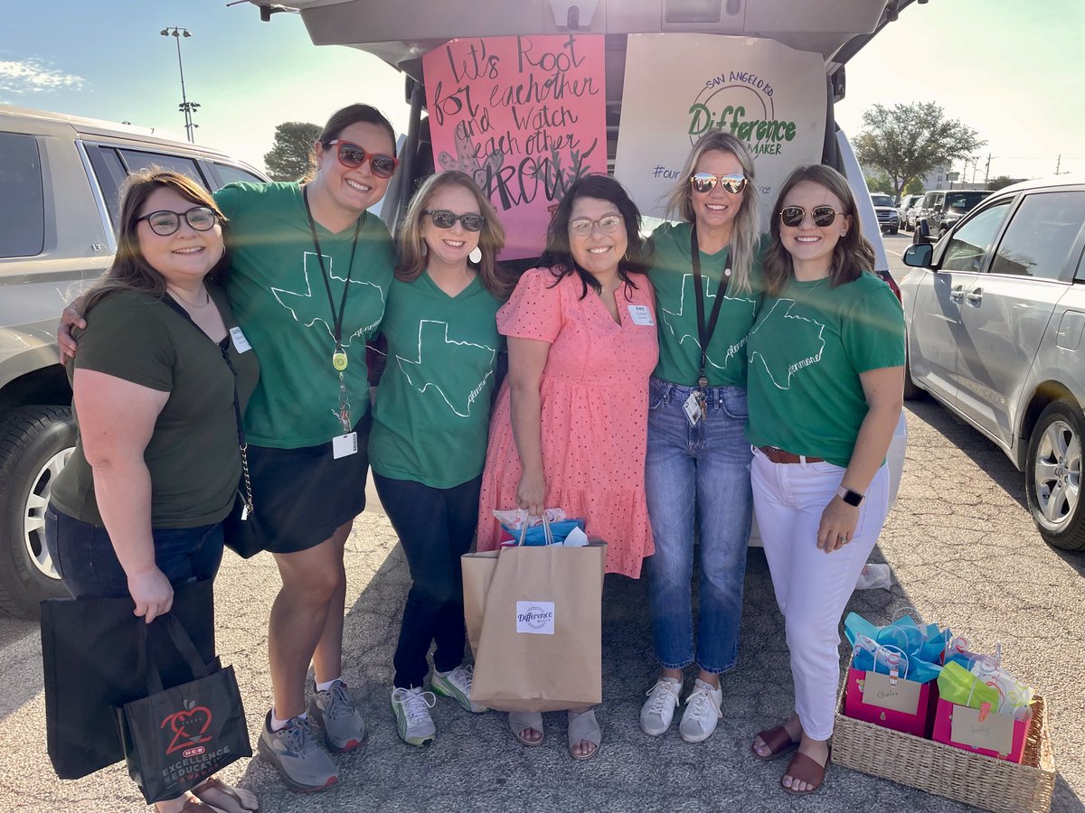 glenmorejets's tweet photo. SAISD Team Tailgate!  Welcome to our family! 💚 #differencemaker #ourpeoplemakethedifference ⁦@SanAngeloISD⁩ ⁦@tcgteacher⁩ ⁦@hilaryhvaldez⁩ ⁦@BVCasillas⁩ https://t.co/fpcI4yrwKv