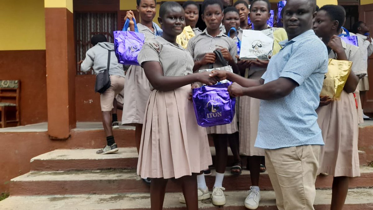 Intimesofneed1's tweet photo. One of our missions at ITON is to help girls and women in need. This week we distributed sanitary pads to girls at Adwumam Manhyia M/A Kwabre East District, Ghana. https://t.co/27OKPWdJQK