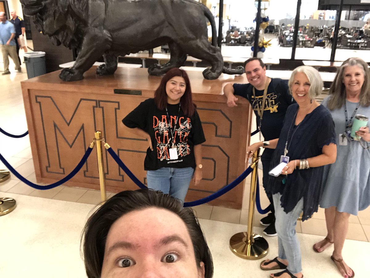 MHSChoir's tweet photo. Team awesome #bettertogether ⁦@MHSLions⁩ https://t.co/gVNK5TG106