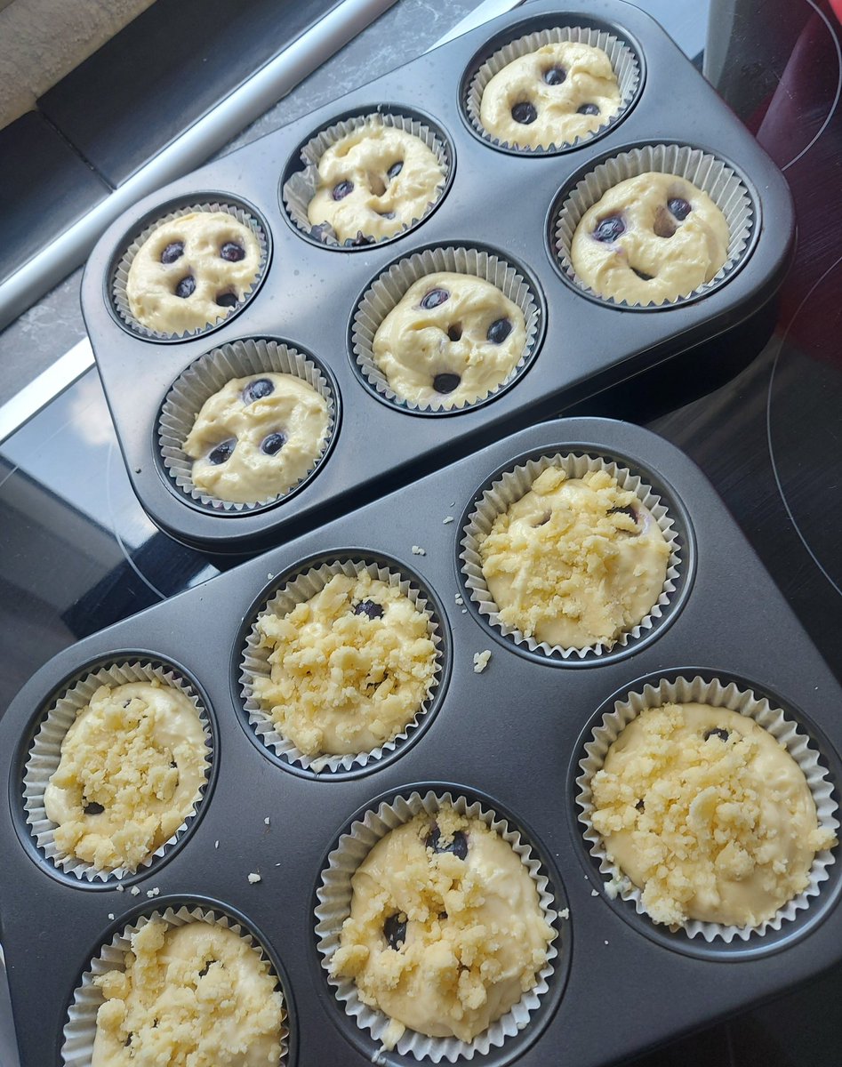 lightsbakery's tweet photo. Blueberry crumble Muffins 🫐🧁
My family liked them a lot!!
#muffins #blueberrymuffins #blueberrycrumble #baking https://t.co/hOxNmVyGSr