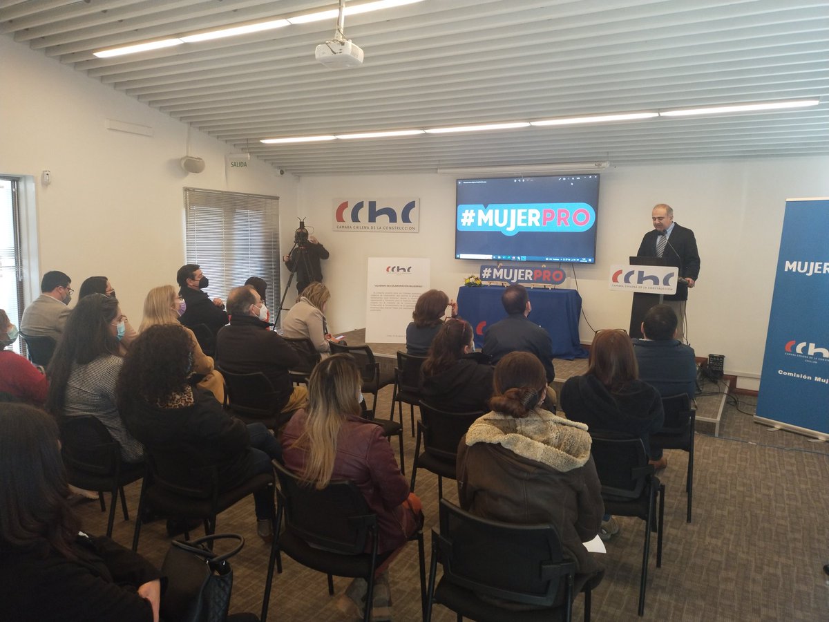 CChCChillan's tweet photo. En sede de @CChCChillan se realiza lanzamiento de proyecto #MujerPro iniciativa del gremio de la Construcción   que busca aumentar la inserción laboral femenina en dicha industria. Se trata de un trabajo que cuenta con apoyo de @MmegNuble @MintrabNuble @seremieducnuble https://t.co/PrxibNfnt7
