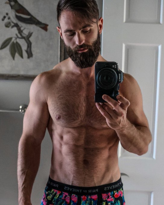 Swipe for morning shreds #shredded #sixpack #abs https://t.co/i5L9tj8PKK<a href="/tag/shredded"class="tags">#shredded</a><a href="/tag/sixpack"class="tags">#sixpack</a><a href="/tag/abs"class="tags">#abs</a>