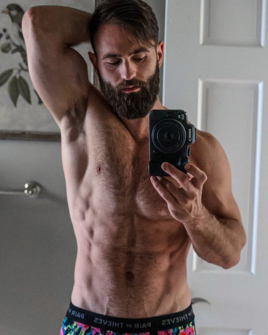 Swipe for morning shreds #shredded #sixpack #abs https://t.co/i5L9tj8PKK<a href="/tag/shredded"class="tags">#shredded</a><a href="/tag/sixpack"class="tags">#sixpack</a><a href="/tag/abs"class="tags">#abs</a>