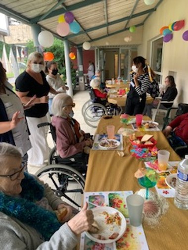 Un #été en #EHPAD 🏖 | Retour sur le mois de juillet : rencontres intergénérationnelles avec les écoles primaires de la <a href="/villedereims/">Ville de Reims</a> , l'été fêté autour d'un barbecue entre résidents et professionnels et des rencontres multisports entre nos résidences. #Merci aux professionnels