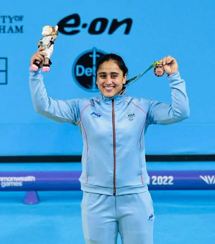 officeofssbadal's tweet photo. Congratulations to the daughter of Punjab Harjinder Kaur on winning Bronze 🥉 in the Women's 71 kg weightlifting event in #CommonwealthGames2022.
Her journey from a small village to the int'l stage will inspire many young women.
She has made 🇮🇳 proud. https://t.co/uuFeAwUavO