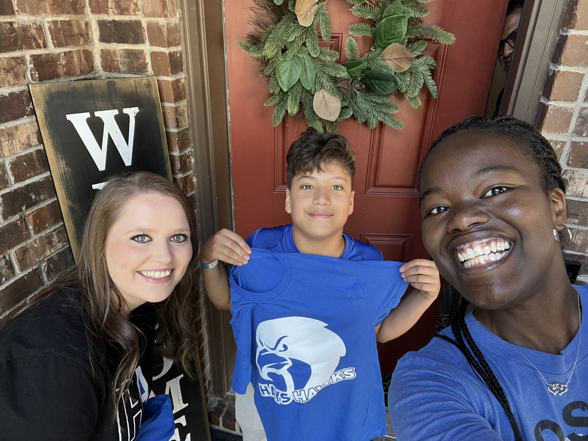 E_EMallory's tweet photo. As 6th grade teachers, we are excited for our new #hawks flying in! @house_b15 @ProsperHaysMS  @aggiemeg07  #thisishowiedoit #believeintheblue https://t.co/sYIxFSFJ40