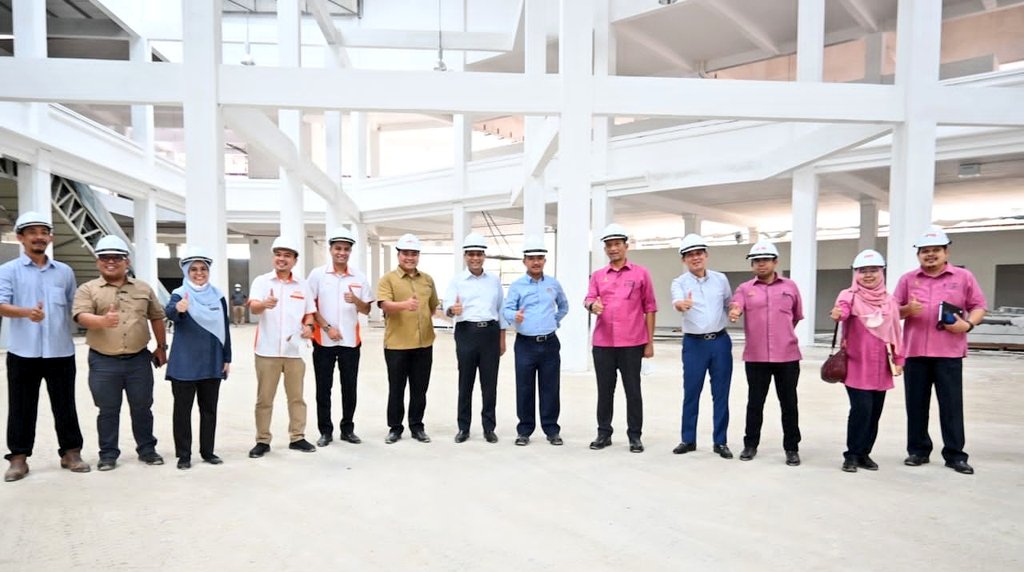 Tn. Pengarah @IrMdridzwan turut mengiringi YBrs. Datuk Hj. Ruji bin Hj. Ubi, Ketua Pengarah <a href="/ICU_JPM/">ICU_JPM 🇲🇾</a>, bagi Lawatan Pemantauan ke Tapak Projek Pembangunan Semula Kompleks Pasar Payang, Kuala Terengganu.
<a href="/HasliJKR/">Hasli Ibrahim (Ir. Dr.)</a> <a href="/SaigaiSuhaila/">suhaila saigai</a>