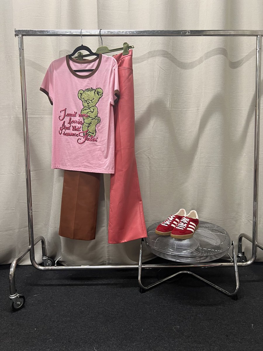 harryIotoutfits's tweet photo. Show N23: Lisbon, Portugal (Last show of the European leg)
Wearing: Gucci
31.7.22
#HarryStylesOutfits
#LoveOnTourLisbon
#HarryStylesLisbon 💗🤎
©️: owner https://t.co/lRpANqp9p2