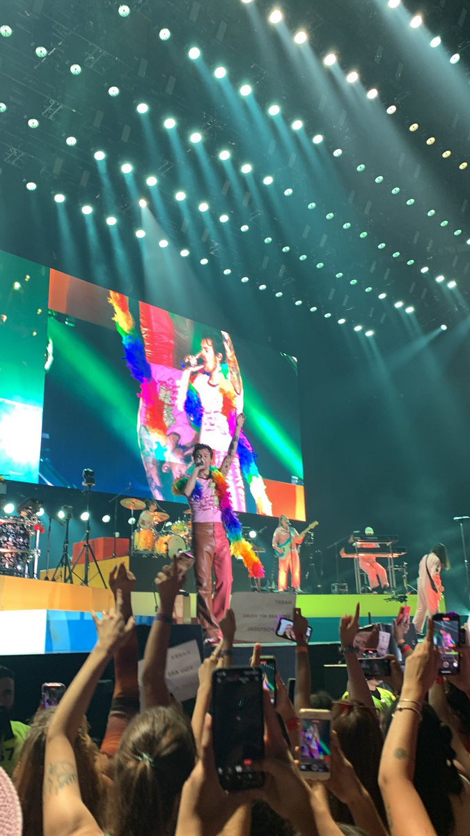 harryIotoutfits's tweet photo. Show N23: Lisbon, Portugal (Last show of the European leg)
Wearing: Gucci
31.7.22
#HarryStylesOutfits
#LoveOnTourLisbon
#HarryStylesLisbon 💗🤎
©️: owner https://t.co/lRpANqp9p2