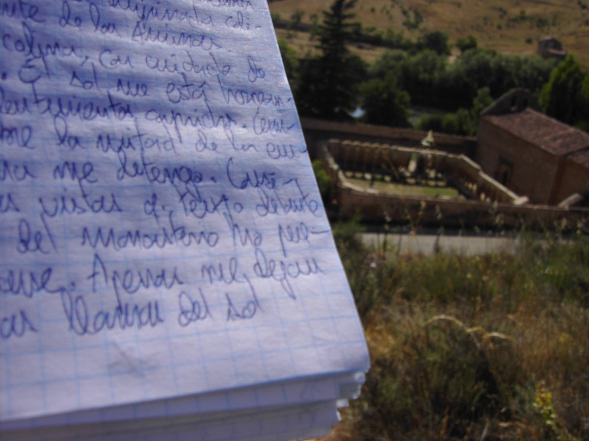antoniogalvez's tweet photo. En el #MonteDeLasÁnimas, junto al #RíoDuero y el monasterio de #SanJuanDeDuero, con el sol machacándome mientras de mi libreta salen chispas. Sigamos #HaciendoLiteratura.

#viajes #LibroDeViajes #TurismoSoria #TurismoCastillaLeón #literatura #crónicas #periodismo #Soria #románico https://t.co/7Kkg22x1KA