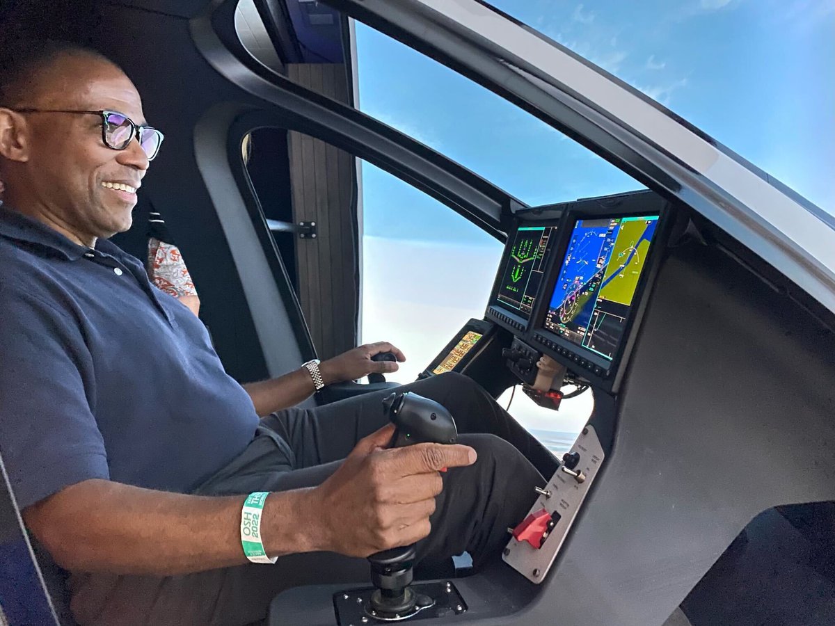 jobyaviation's tweet photo. We were pleased to host Acting Administrator @FAA_Billy this weekend at Oshkosh and offer him a chance to fly the Joby aircraft for himself. Thanks for stopping by!

#eVTOL #JobyAviation https://t.co/MO4vVsznTc