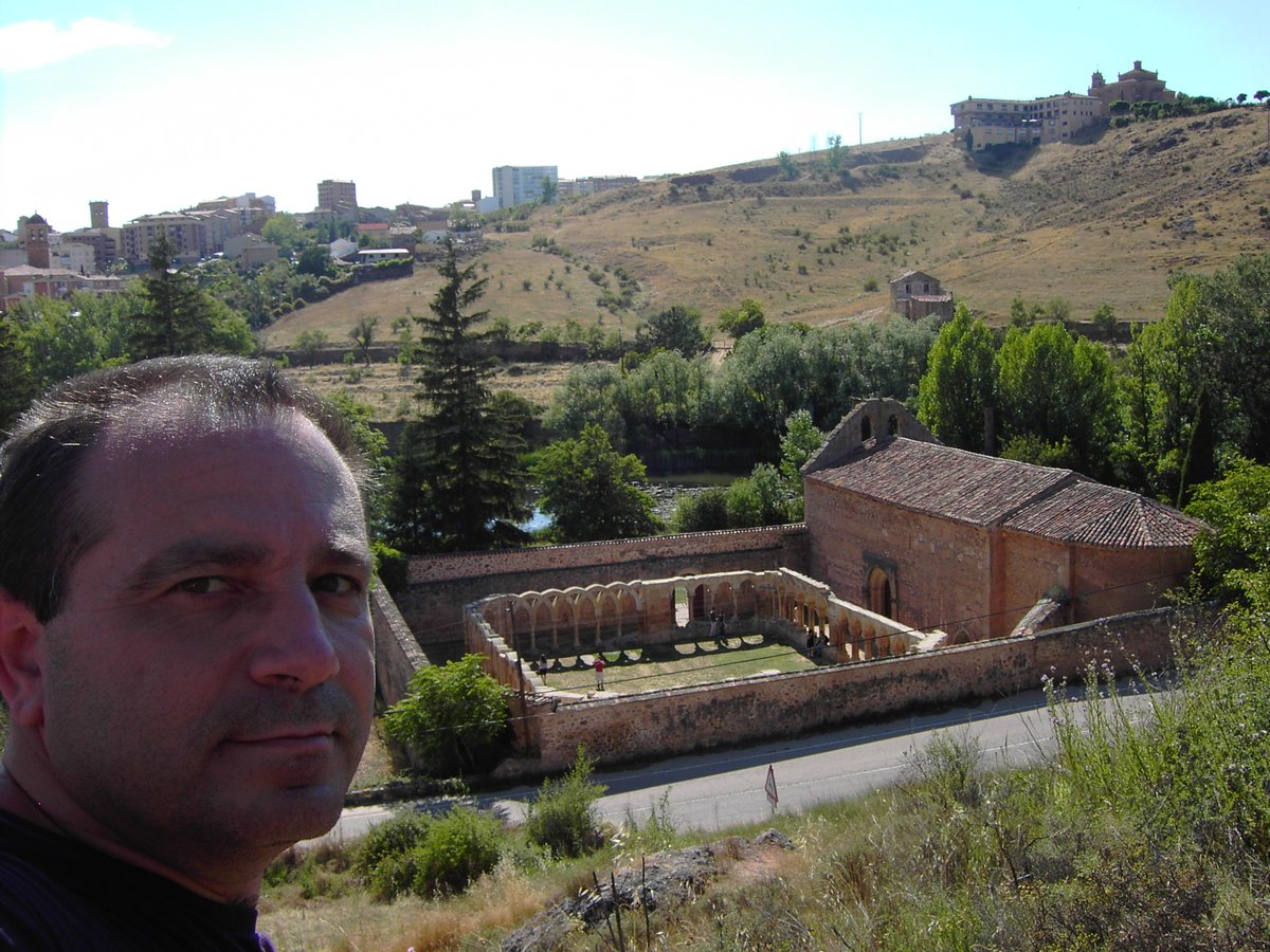 antoniogalvez's tweet photo. En el #MonteDeLasÁnimas, junto al #RíoDuero y el monasterio de #SanJuanDeDuero, con el sol machacándome mientras de mi libreta salen chispas. Sigamos #HaciendoLiteratura.

#viajes #LibroDeViajes #TurismoSoria #TurismoCastillaLeón #literatura #crónicas #periodismo #Soria #románico https://t.co/7Kkg22x1KA