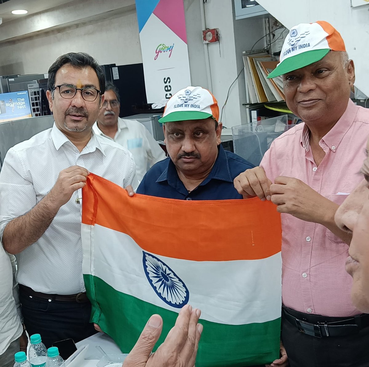 darya_ganj's tweet photo. @CAITIndia Led By Secretary General  @praveendel  Along With 
 DGTA Darya Ganj Traders Association - Regd  &amp;  RATA Refrigeration &amp; Air conditioning Traders Association  Launched #HarGharTiranga #gharghartiranga 
#harghartirangacampaign @manishseth @PMOIndia @AmitShah https://t.co/xbiCG85oYF