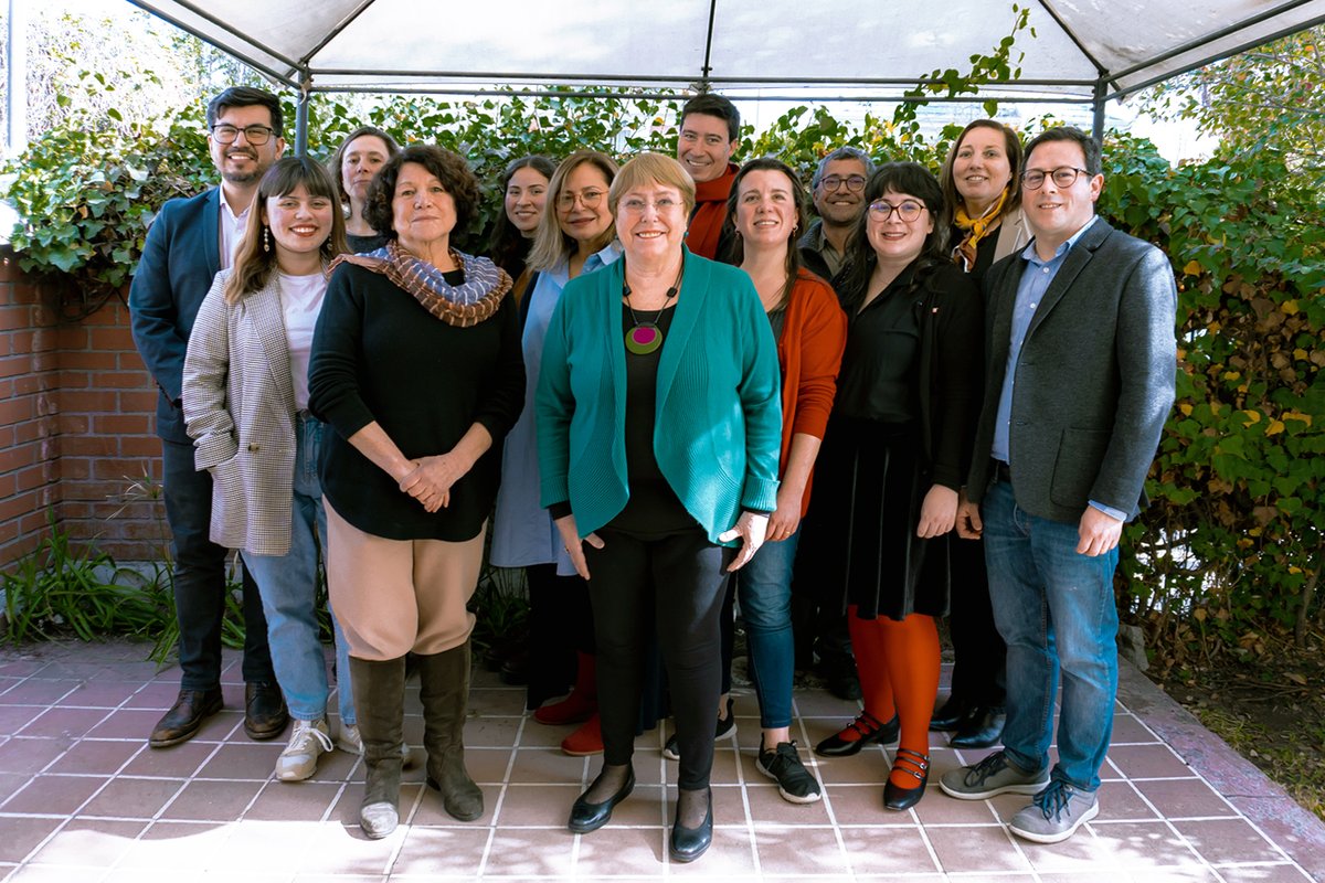 h_ciudadano's tweet photo. Los caminos de lo posible se construyen en lo colectivo✨

Nos encontramos como equipo junto a nuestra fundadora @mbachelet, para celebrar el cuarto aniversario🎉Conversamos sobre todo lo avanzado y los desafíos que vienen🌄 https://t.co/tIF2peUPpB
