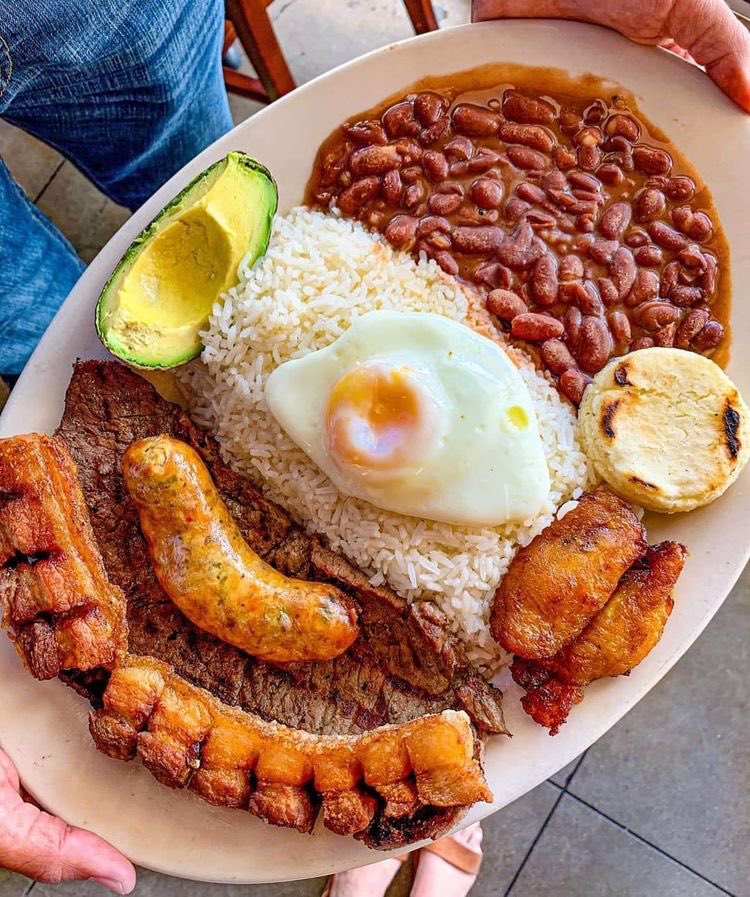 evelyncarmona's tweet photo. ¿Cuál es el mejor plato típico de Colombia y por qué la bandeja paisa? https://t.co/tDqmYY7LfO
