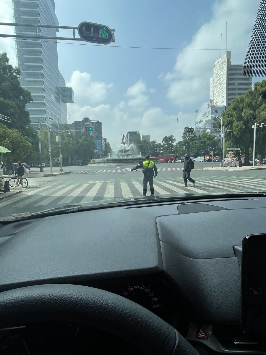 AdriLopezH's tweet photo. Estoy parada desde hace 2 semáforos. Saben porqué tránsito se para enmedio de la calle en semáforo verde?? @GobCDMX @TransitoCdMx https://t.co/FOxP9LO02m
