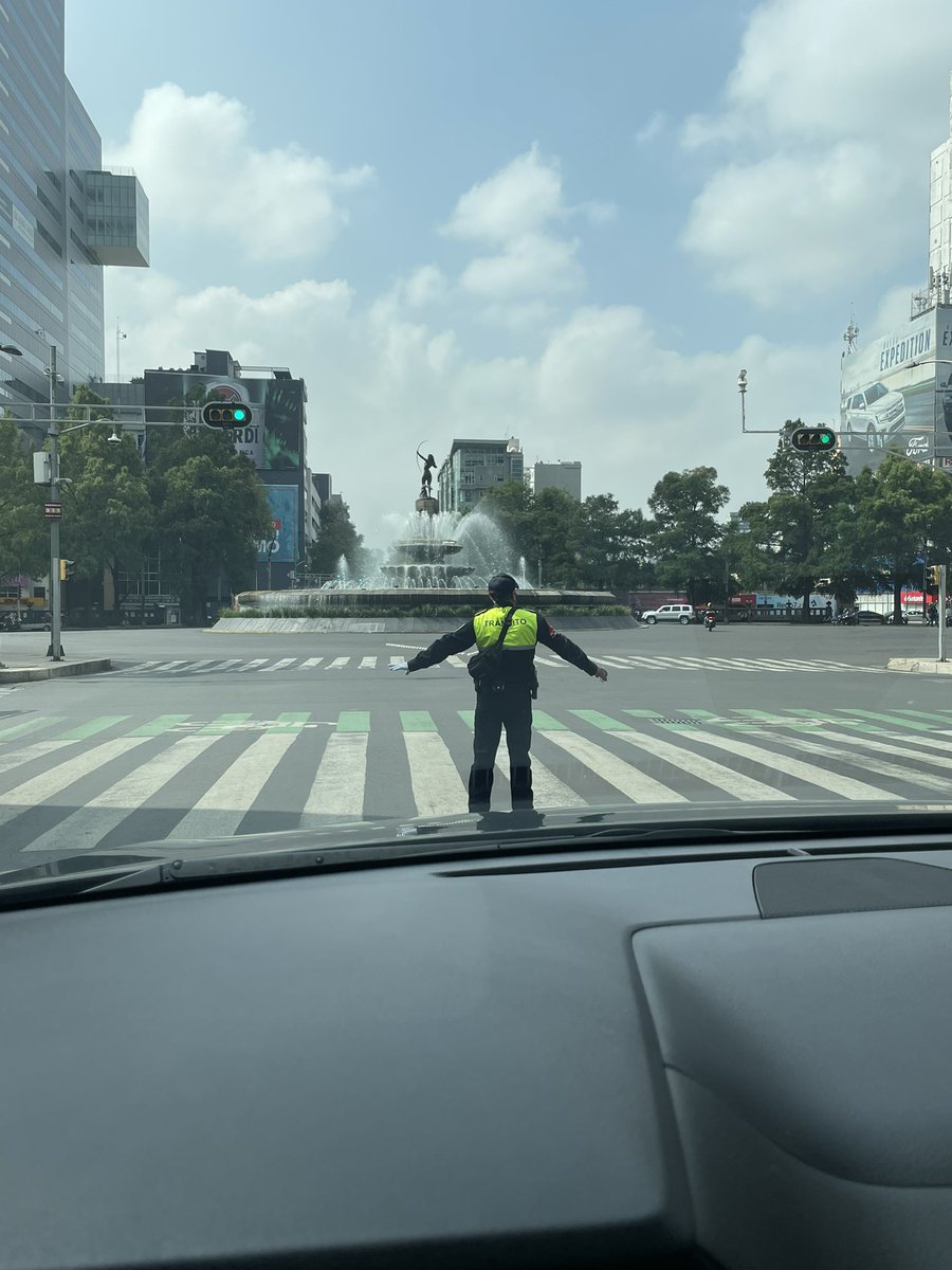 AdriLopezH's tweet photo. Estoy parada desde hace 2 semáforos. Saben porqué tránsito se para enmedio de la calle en semáforo verde?? @GobCDMX @TransitoCdMx https://t.co/FOxP9LO02m