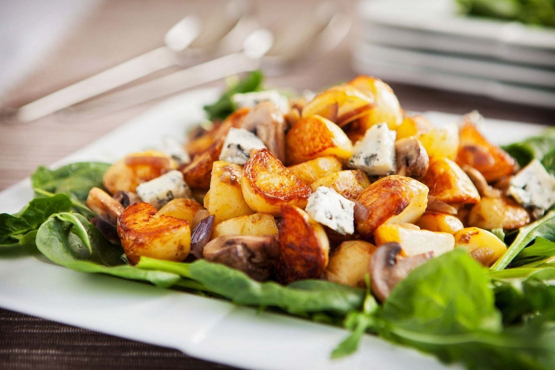 Try this potato, mushroom and blue cheese salad. It packs a serious punch, combining flavourful ingredients that complement each other perfectly. 

To find the full recipe, visit our website:seasonalspuds.com/recipes/potato…

#Salad #DinnerInspo #Potatoes