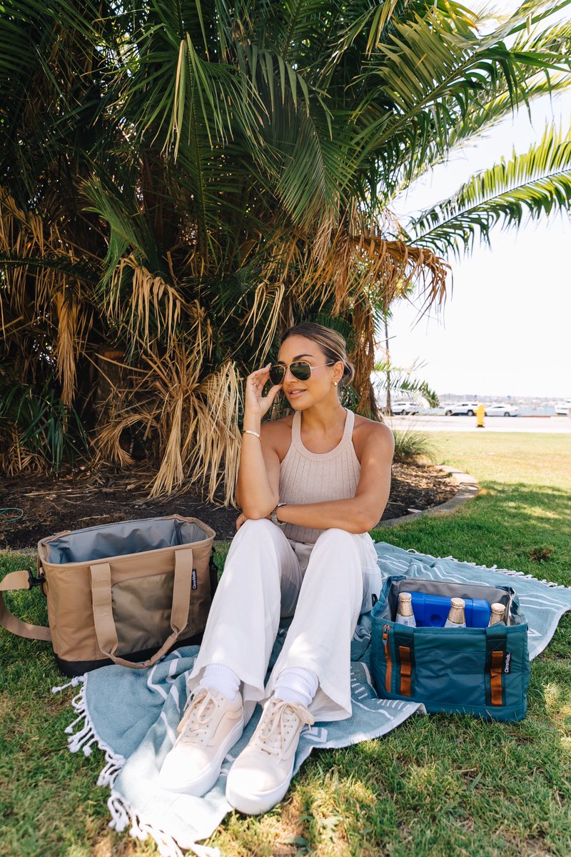 oliamajd's tweet photo. Gone are the days of old-fashioned coolers and in are the practical ones from @clever_made! The entire Pacifica Cooler Collection keeps the planet in mind cuz that’s our home too! #ad #CleverMade #CleverMadeEcoCoolers #PacificaCoolers #MakingThingsBetter #CoolerforthePlanet https://t.co/QXMKr0i3Yb