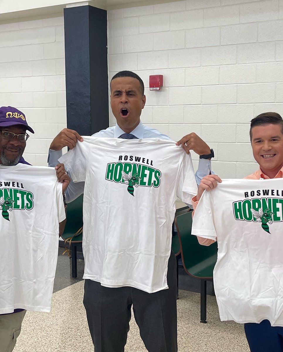 FultonCoSchools's tweet photo. WSB-TV Anchor of Channel 2 Action News Fred Blankenship at Roswell High School getting teachers pumped up for the 2022-2023 school year! #TEACHERSAREBACK 

@wsbtv @FBlankenshipWSB @RoswellHighSch @latoya_miley @kathastuart @FultonZone5 https://t.co/tuwYxCNQGN