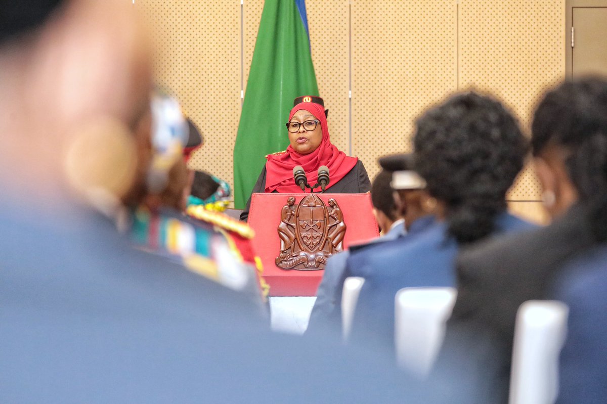 HHichilema's tweet photo. Agreed to look at existing trade barriers between our sister countries and find ways of harmonising these for the benefit of our citizens. Among the issues to be addressed include the delays in cargo clearance at the ports and borders. #CMO #TanzaniaStateVisit https://t.co/PC7bTvGabR
