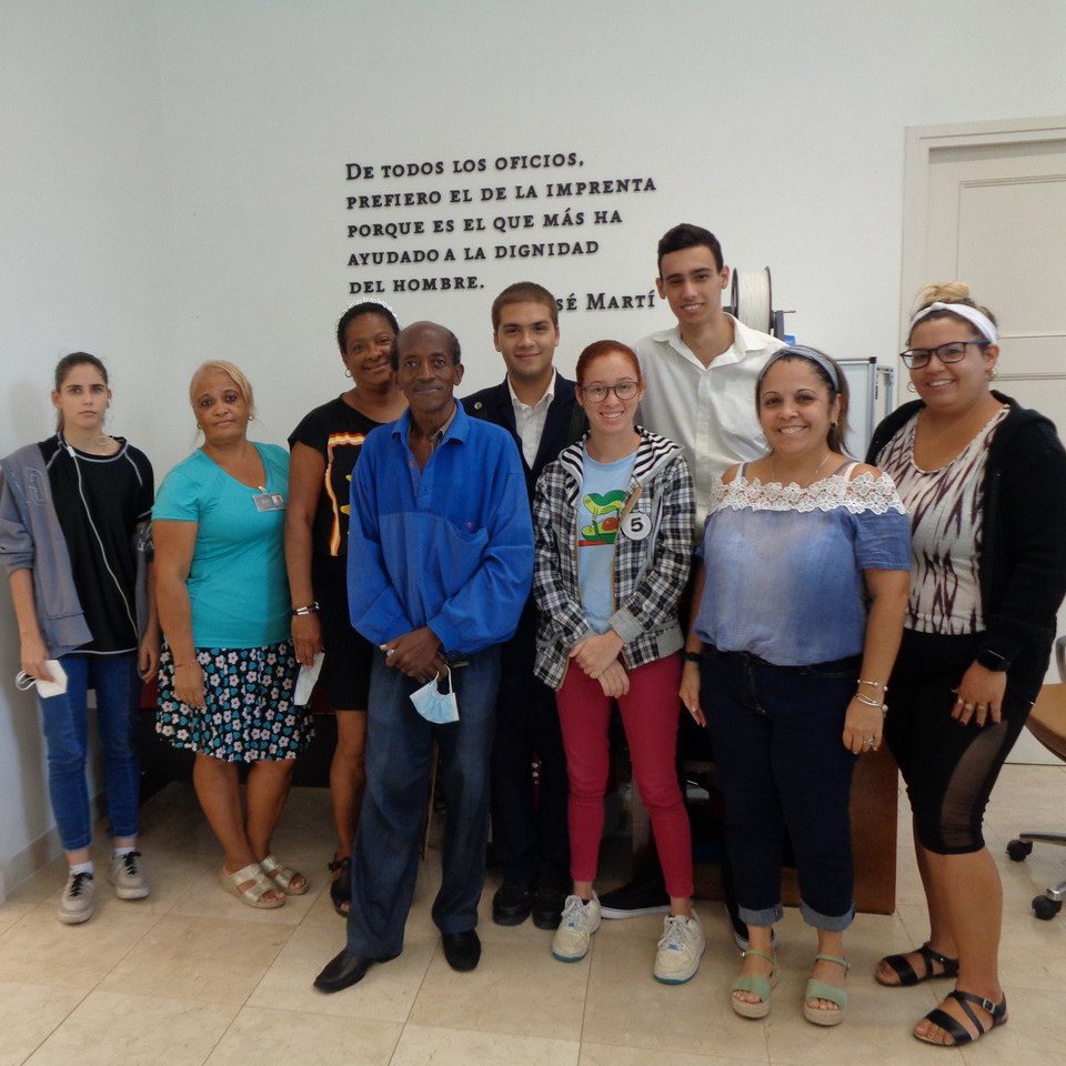 La creatividad y el empeño que ponen a su labor nos deja cada día más enseñanzas. Gracias por convertir cada producto de nuestra imprenta en arte. #DíaDelTrabajadorGráfico #FidelVive #VamosConTodo