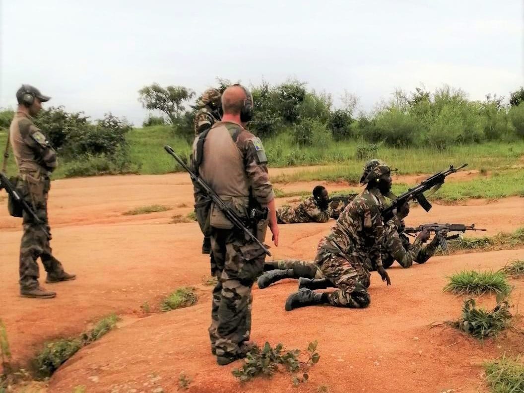 DLIAG_Officiel's tweet photo. 🇫🇷🇨🇲 Du 0️⃣5️⃣ au 1️⃣7️⃣/0️⃣7️⃣ à #NGaoundere 🇨🇲 #DIO "initiateur  instruction sur le tir de combat" des #EFG #6BIMa 🇫🇷 au profit de 3️⃣0️⃣ militaires camerounais
Objectif ➡️ partage du savoir-faire dans le domaine du tir #ISTC
@EtatMajorFR
@FRauCameroun
#OperationnelsEnsemble https://t.co/QIeCLSJZaZ
