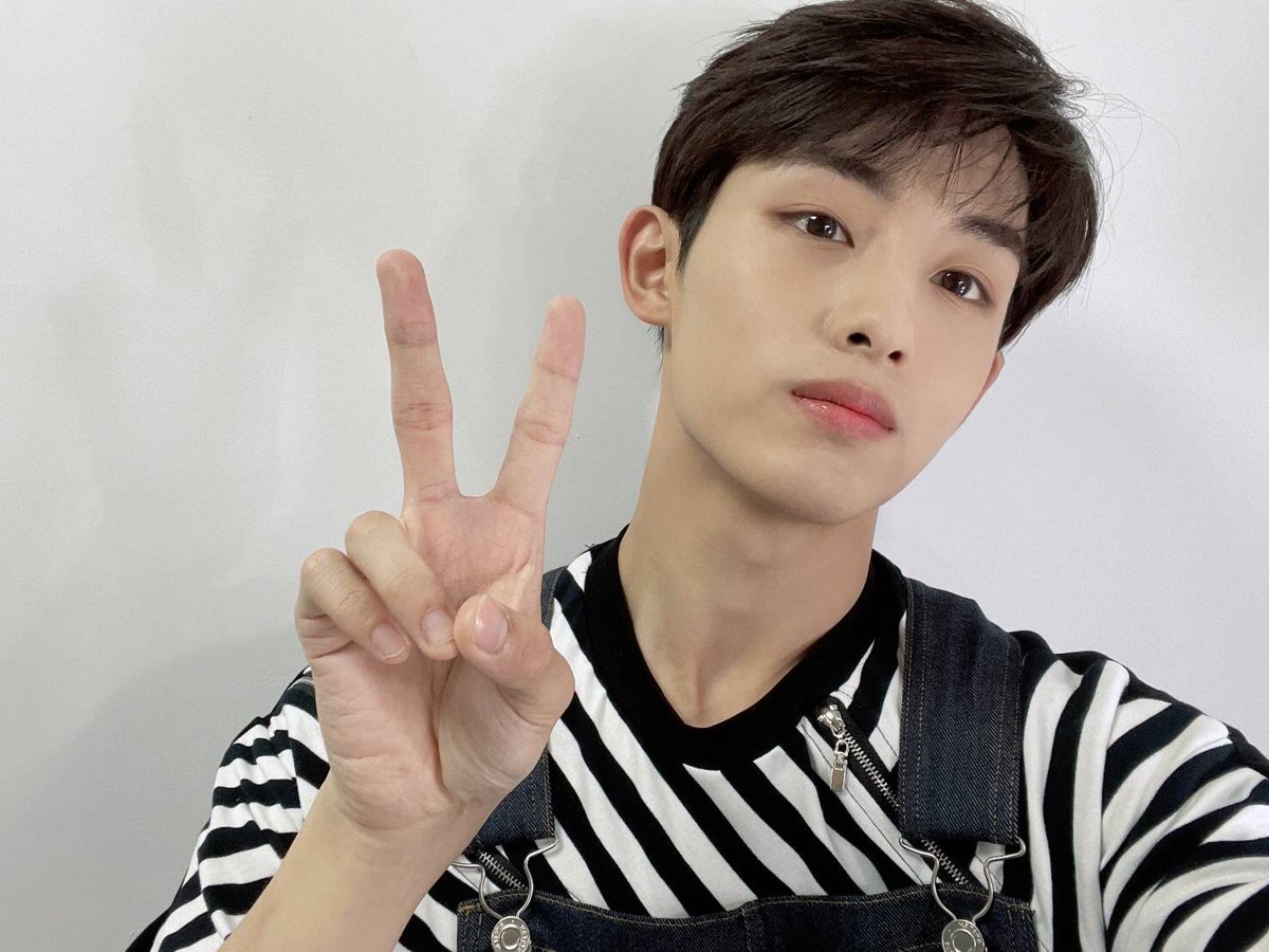 WAYTOTHEClTY's tweet photo. b-WW🐥

[⚠️ SELCA] 

“foto sebelum tidur”

“cepet gih tidur”

“good night~” https://t.co/5lWlZAfjYq
