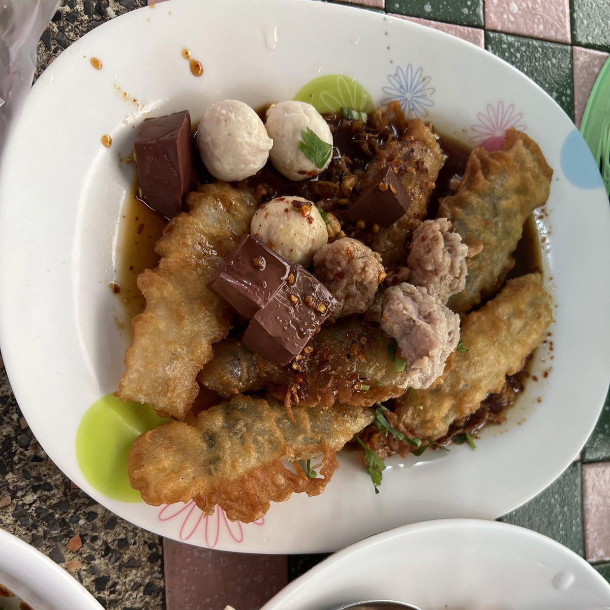 omeleteshrimp's tweet photo. "ก๋วยเตี๋ยวไอน้ำ" ร้านในตำนานของนครปฐม ได้ยินชื่อมานานจนได้ลองแล้วอยากไปกินบ่อยๆ เส้นที่นี่ไม่เหมือนร้านอื่น เอาปากหม้อใส่ไส้มาแทนเส้นก๋วยเตี๋ยว ของทอดอร่อยทุกอย่าง ☺️ ยำไอน้ำคือเด็ดมากใครไปต้องสั่ง ราคาน่ารักด้วย #ไข่เจียวกุ้งรีวิว #อร่อยบอกต่อ 
@aroii @Kin24hrs https://t.co/UUReSMOWaT