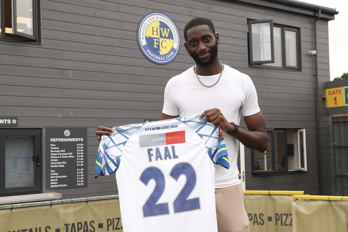 Chxsen1_'s tweet photo. Buzzing to have signed for @HWFCOfficial ! Let’s go 🧘‍♂️💙 https://t.co/TXeMRhbDRb