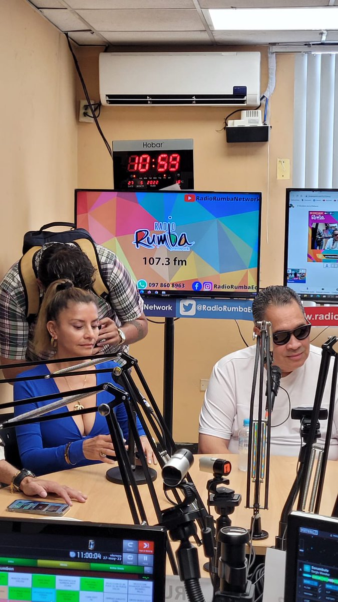 RadioRumbaEc's tweet photo. Ya estamos listo para programar los mejores temas y a los mejores artistas .,. Aquí hay cariño y rumba de la buena con "La Dama de la salsa" @lidiaronquillo jutnoa #EdisonPoveda #LaClave 🎶🎙🎧📻😀😀😃 https://t.co/eqWK9vheWZ